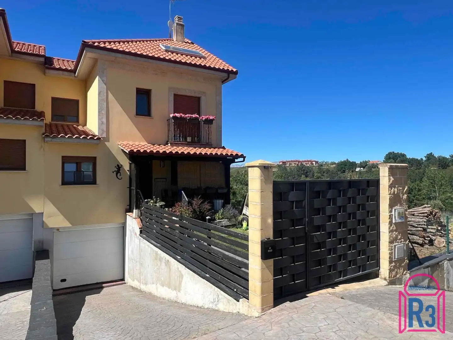 Vista exterior de Casa adosada en venta en Garrafe de Torío con Calefacción