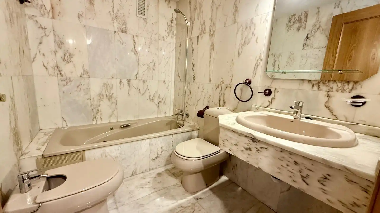 Bathroom of Flat for rent in Zaragoza  with Heating, Terrace and Storage room