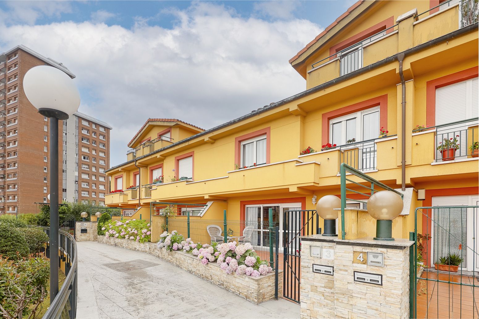 Vista exterior de Casa adosada en venda en Oviedo  amb Calefacció, Jardí privat i Terrassa
