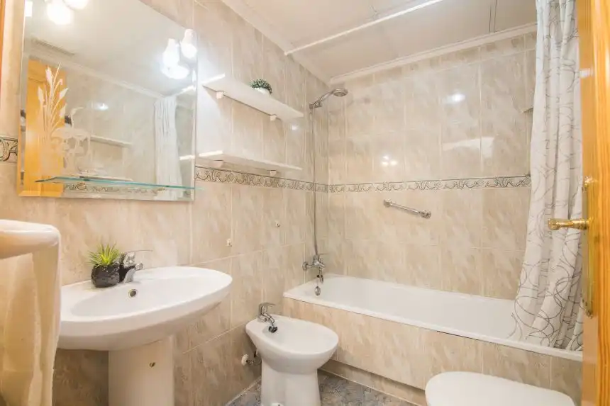Badezimmer von Wohnung zum Verkauf in Elche / Elx mit Klimaanlage, Terrasse und Möbliert