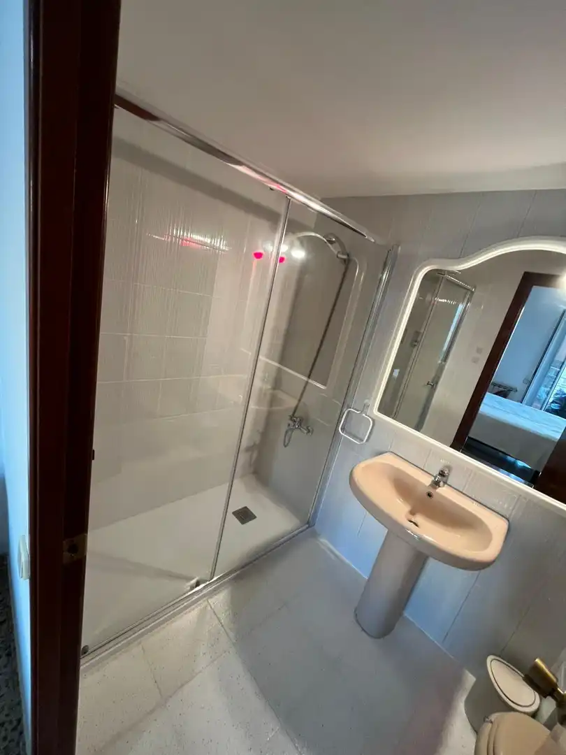 Bathroom of Flat for rent in Cornellà de Llobregat  with Air Conditioner, Heating and Balcony