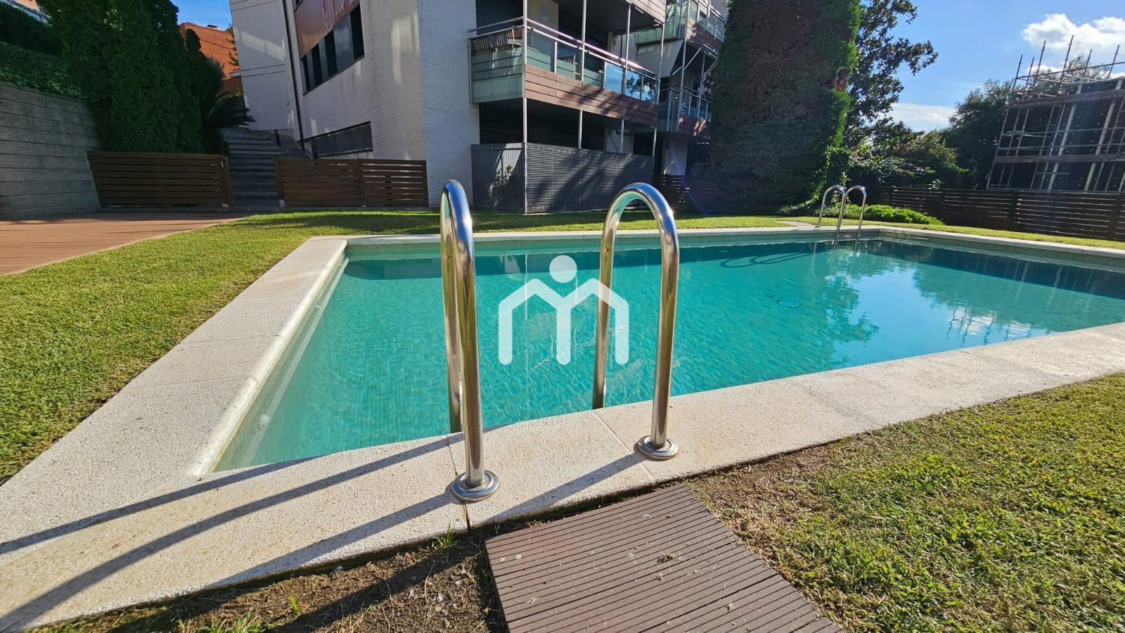 Swimming pool of Flat for sale in Tiana  with Air Conditioner, Heating and Parquet flooring