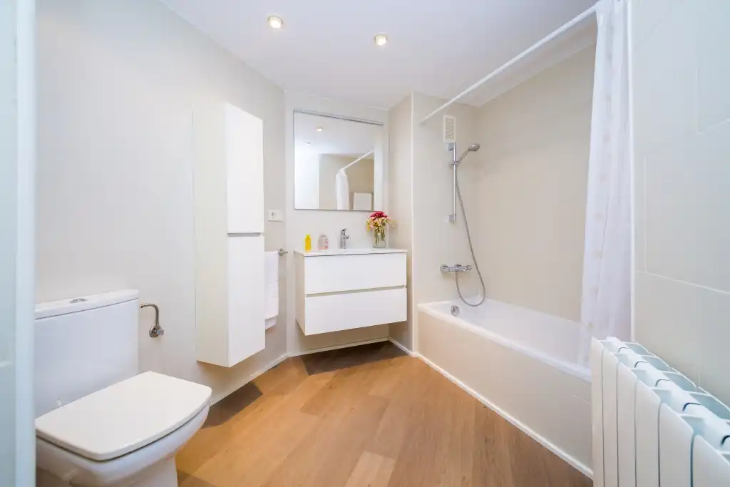 Badezimmer von Wohnungen zum Verkauf in Castell d'Aro, Platja d'Aro i s'Agaró mit Klimaanlage, Heizung und Terrasse