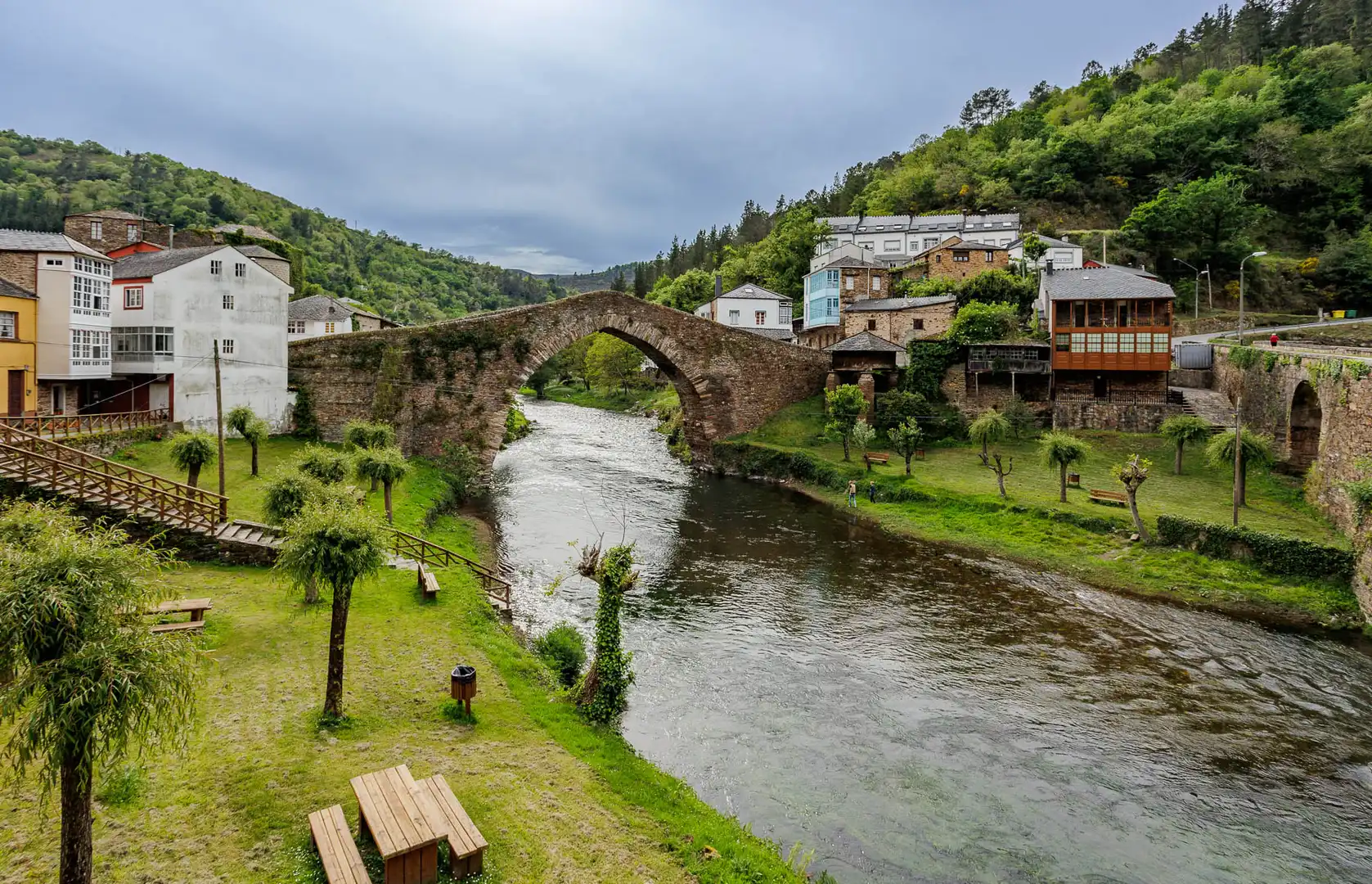 Vista exterior de Local en venda en Navia de Suarna amb Moblat
