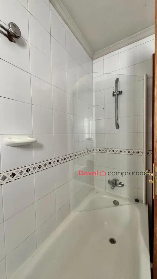 Bathroom of Flat for sale in Vigo   with Parquet flooring