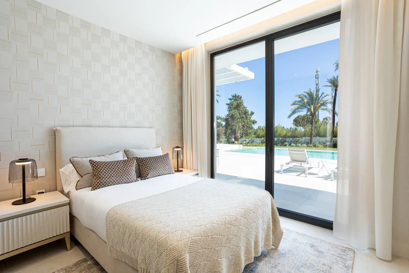 Dormitori de Casa o xalet en venda en Estepona amb Aire condicionat, Calefacció i Jardí privat