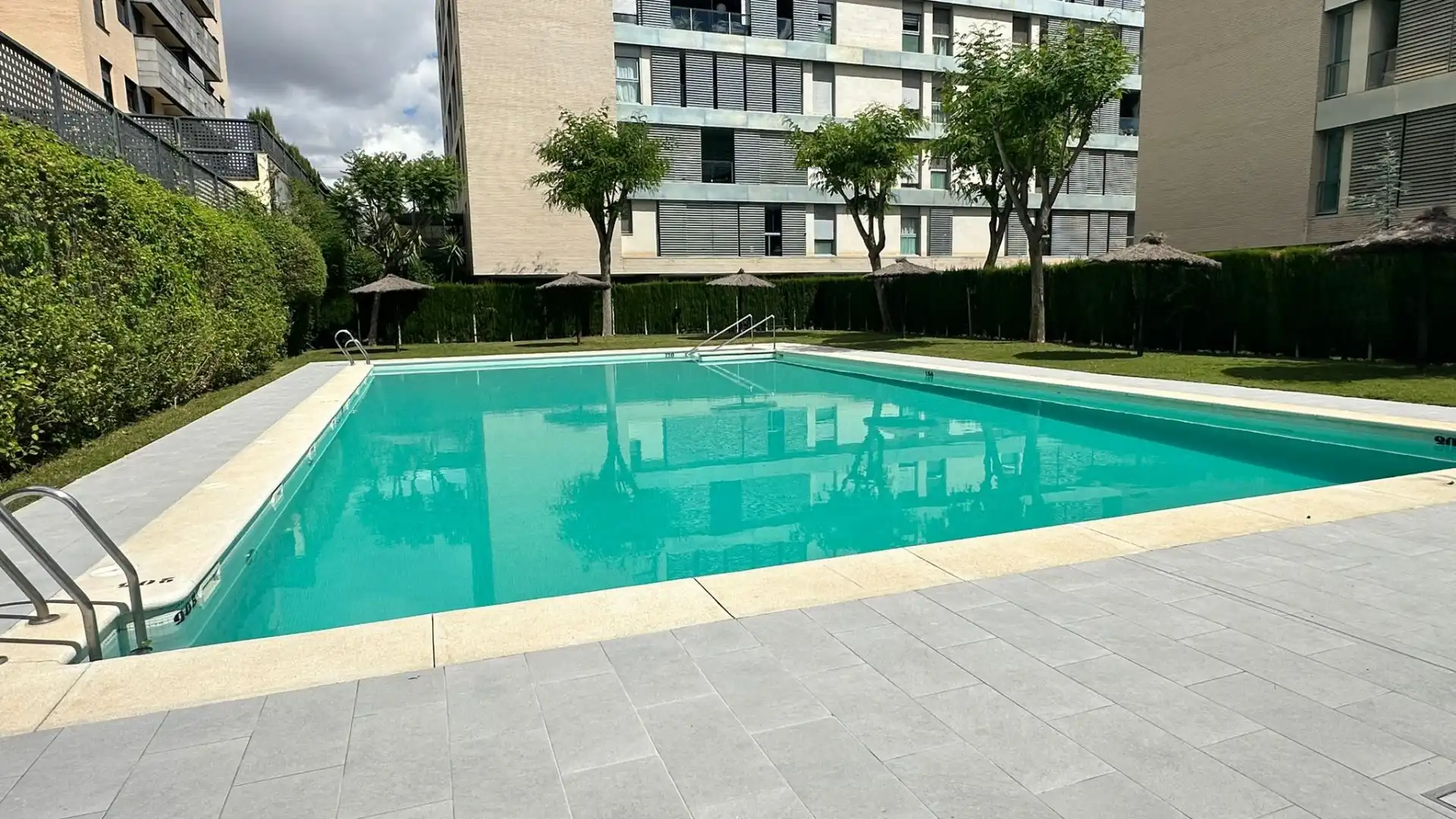 Schwimmbecken von Wohnung zum Verkauf in Mairena del Aljarafe mit Klimaanlage, Heizung und Terrasse