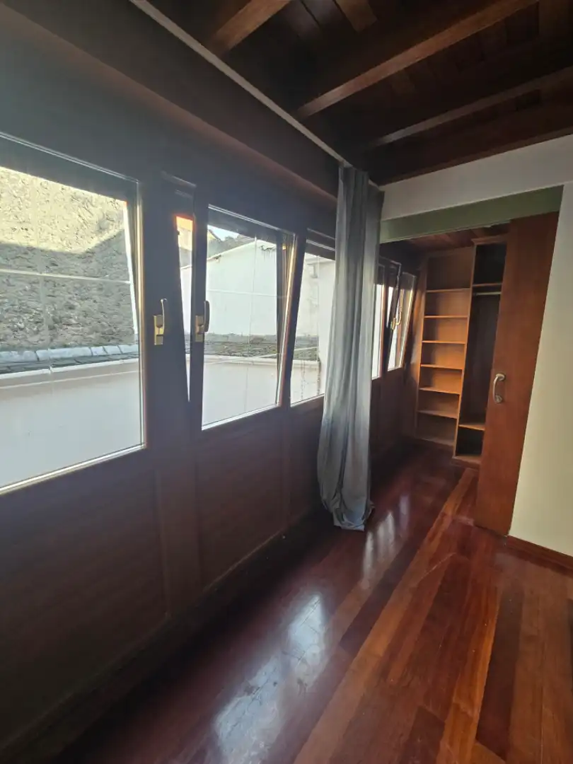 Habitación de Casa adosada en venta en Viveiro con Calefacción, Parquet y Horno