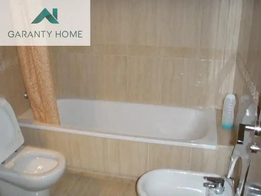 Baño de Piso de alquiler en Málaga con Aire acondicionado, Calefacción y Jardín privado