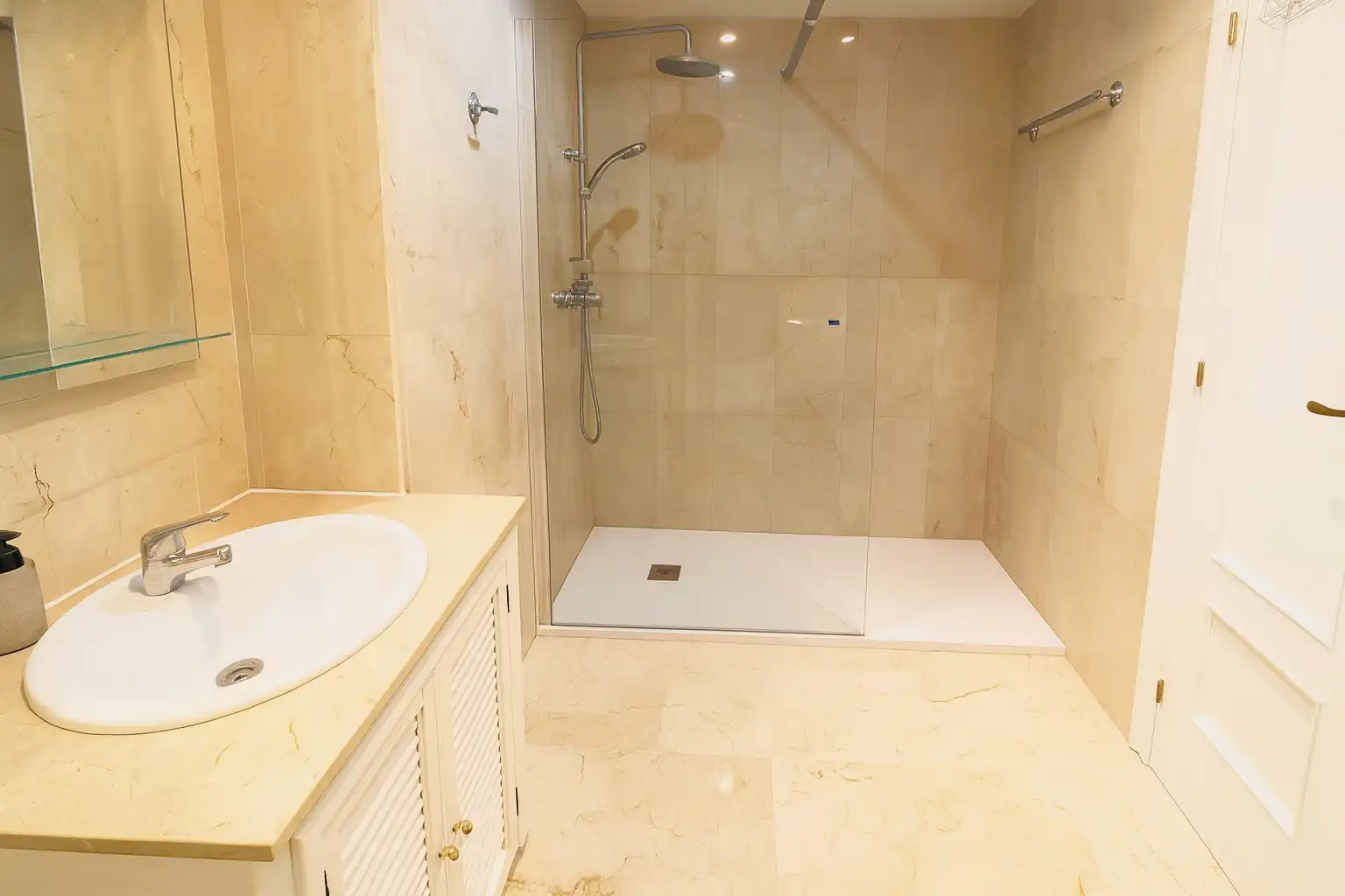 Bathroom of Ground floor for rent in Marbella  with Air Conditioner, Storage room and Furnished