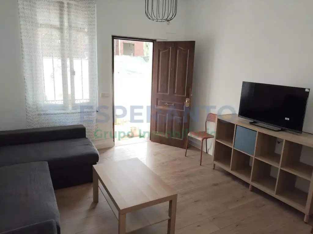 Sala d'estar de Apartament de lloguer en Málaga amb Aire condicionat, Jardí privat i TV