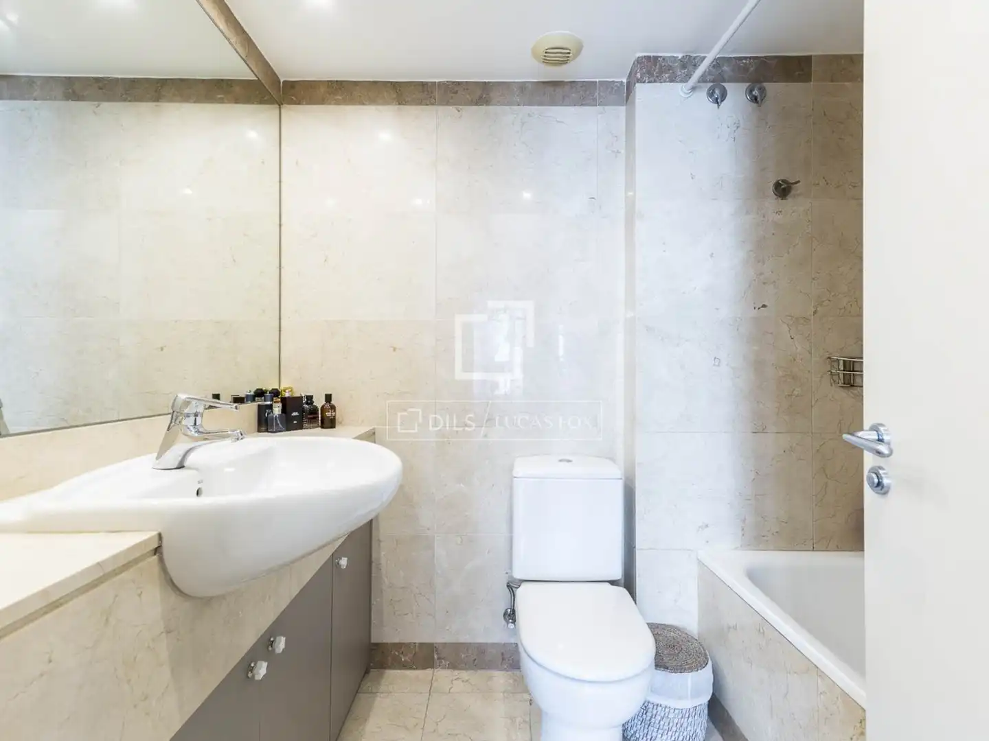 Bathroom of Flat for sale in Barcelona  with Air Conditioner, Private garden and Terrace