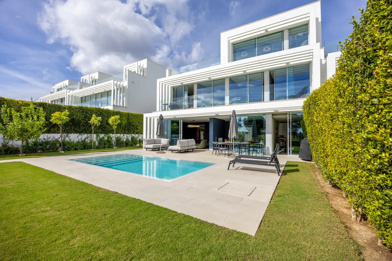Vista exterior de Casa adosada en venda en Sotogrande amb Aire condicionat, Calefacció i Jardí privat