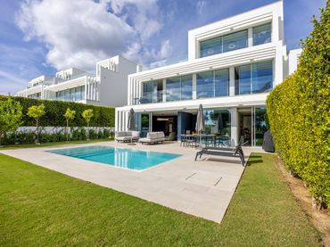 Casa aparellada amb piscina en venda a Sotogrande Alto