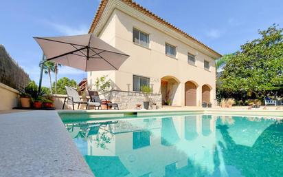 Vista exterior de Casa o xalet en venda en Vilanova i la Geltrú amb Aire condicionat, Terrassa i Piscina