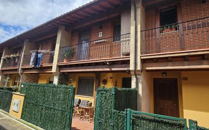 Vista exterior de Casa adosada en venda en Santa María de Cayón amb Aire condicionat i Terrassa