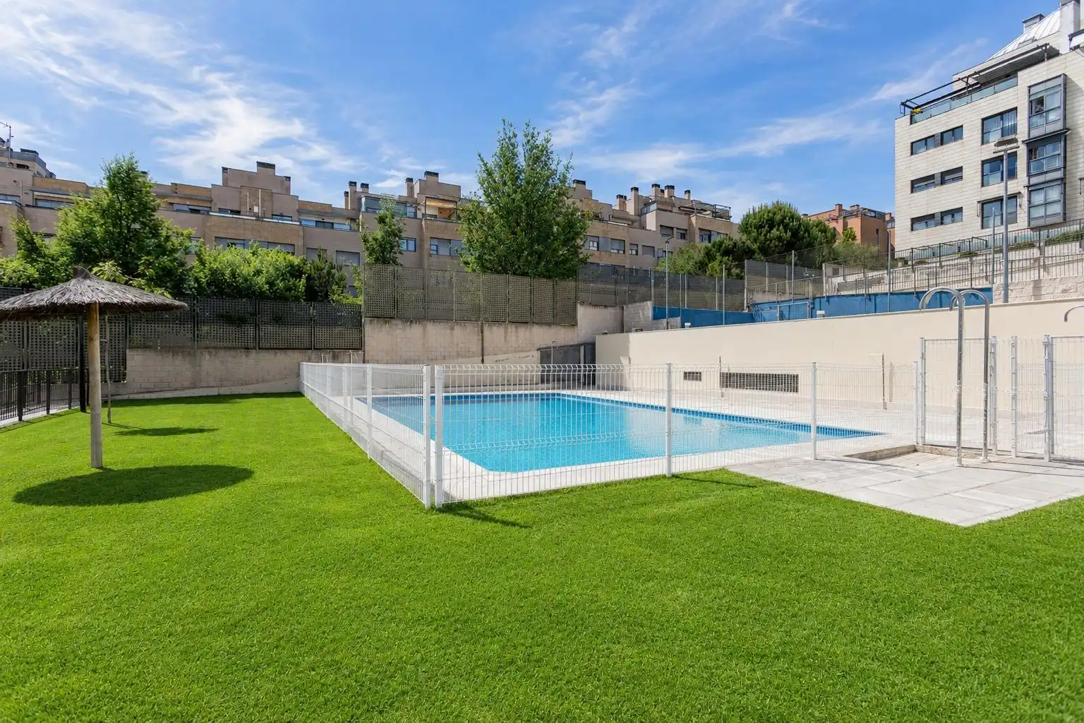 Piscina de Piso en venta en Madrid con Aire acondicionado, Calefacción y Jardín privado