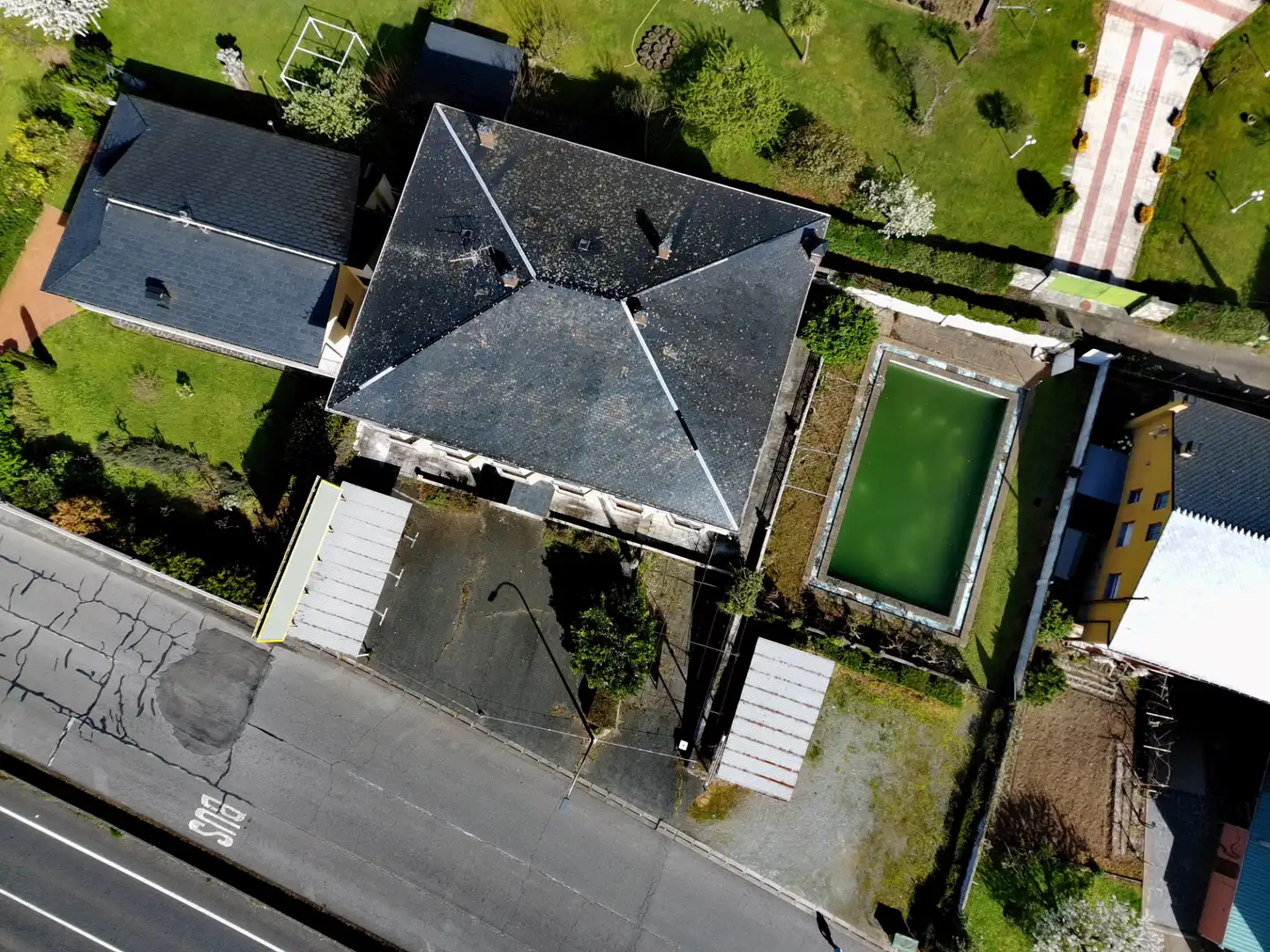Vista exterior de Edifici en venda en Quiroga amb Piscina comunitària