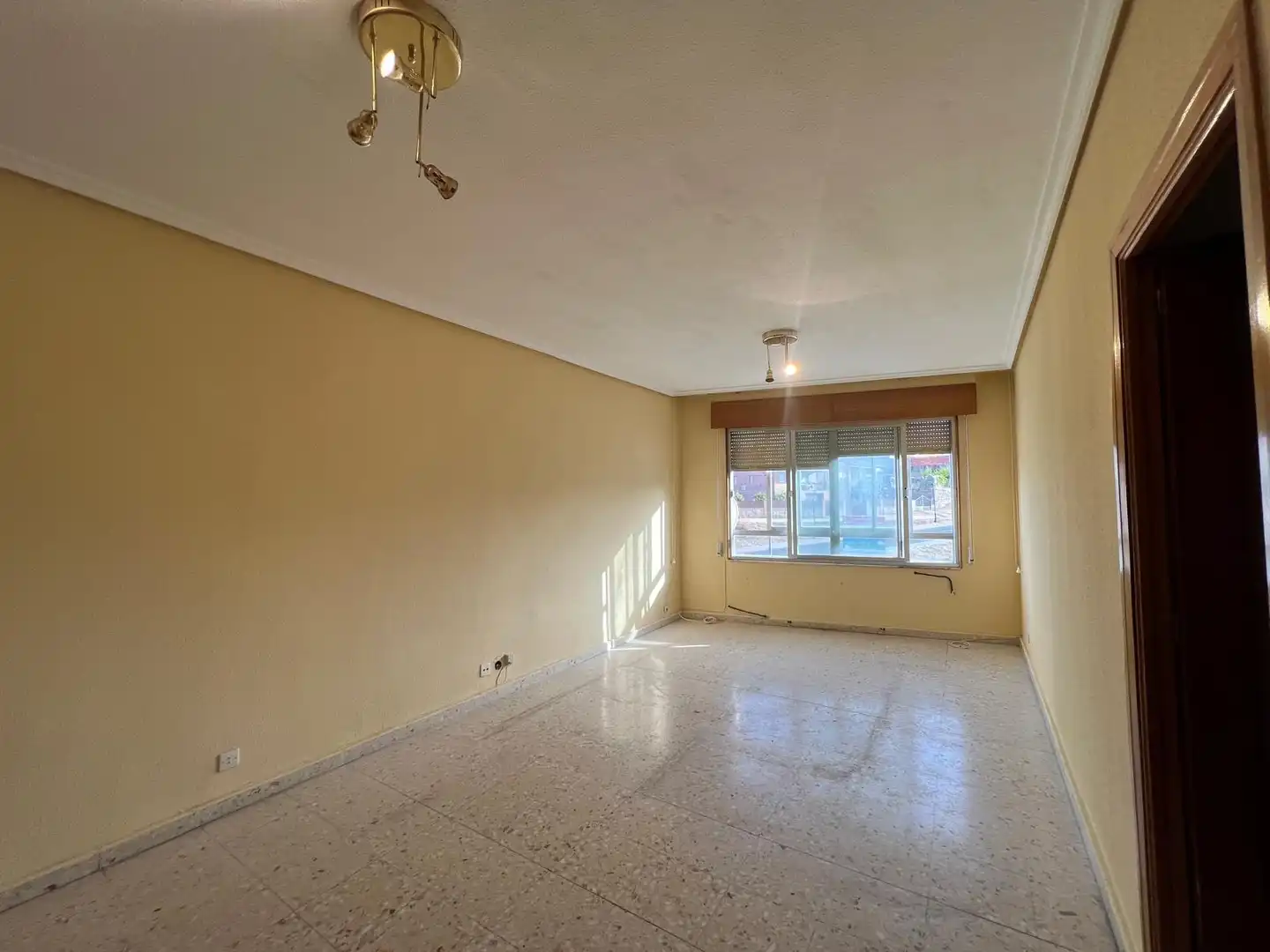 Sala de estar de Piso en venta en Burgohondo con Calefacción y Amueblado