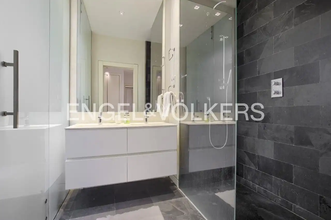 Baño de Piso de alquiler en Madrid con Aire acondicionado, Calefacción y Jardín privado