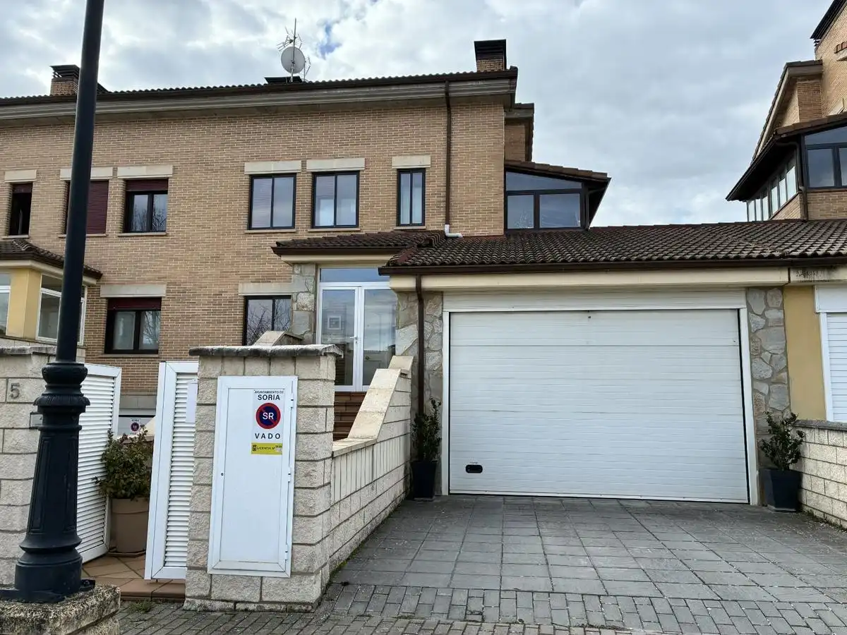 Außenansicht von Einfamilien-Reihenhaus zum Verkauf in Soria Capital  mit Heizung, Privatgarten und Terrasse