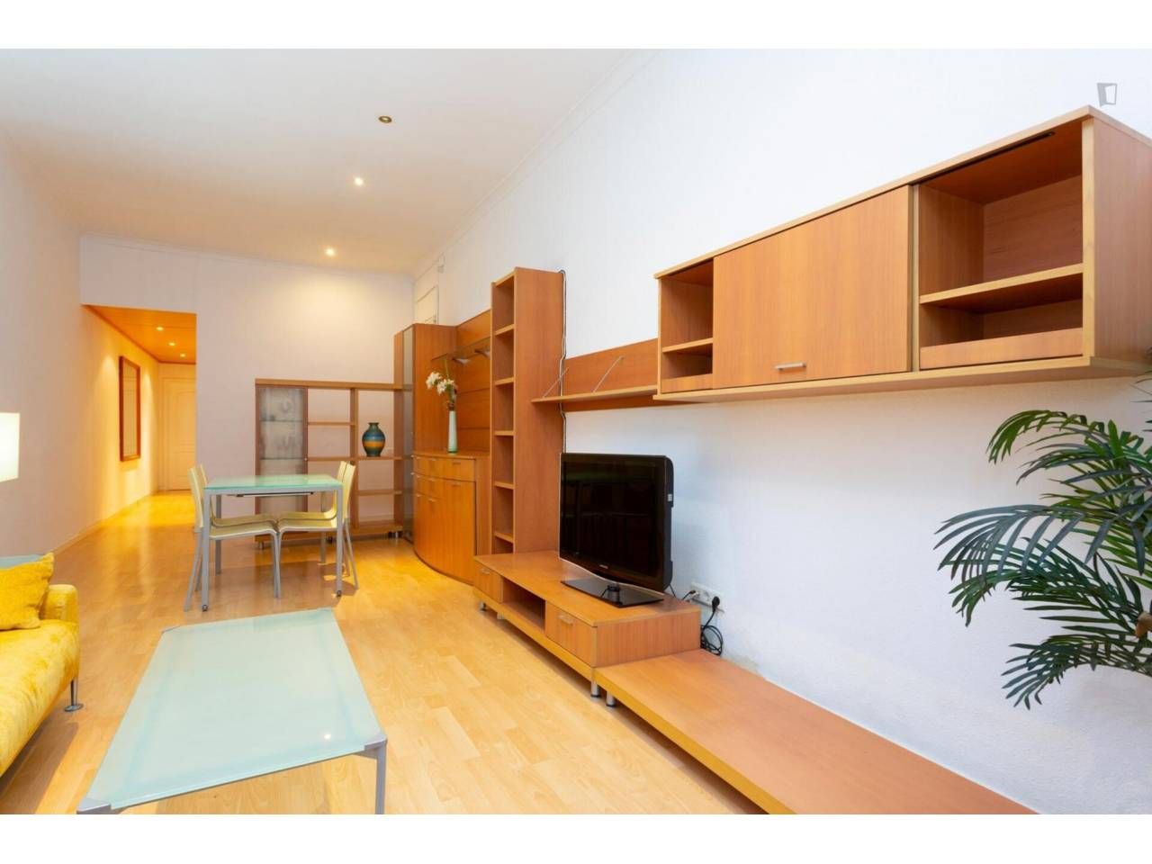 Living room of Flat for rent in L'Hospitalet de Llobregat  with Heating, Parquet flooring and Furnished