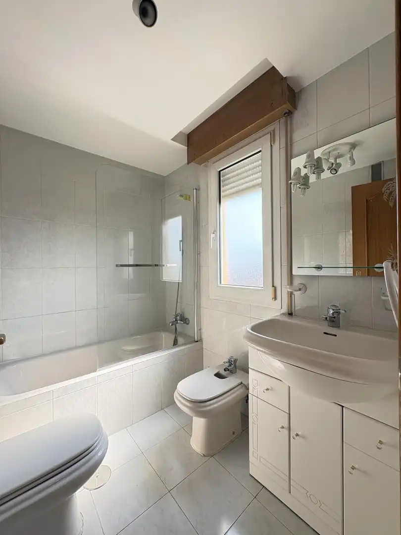 Badezimmer von Wohnung zur Miete in Madrid mit Heizung und Gemeinschaftspool