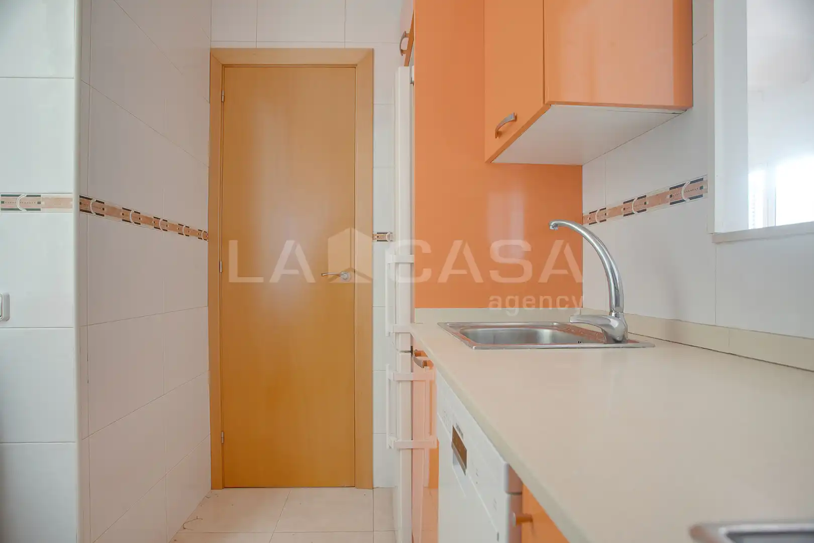 Küche von Wohnung zum Verkauf in Barcelona mit Klimaanlage, Abstellraum und Ofen