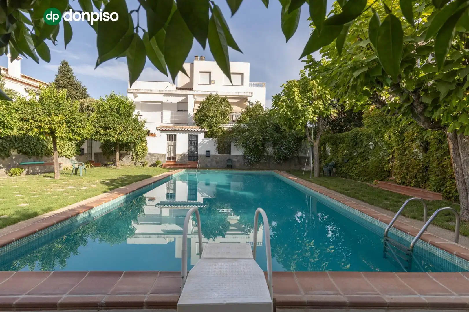 Schwimmbecken von Einfamilien-Reihenhaus zum Verkauf in Granada mit Heizung, Terrasse und Abstellraum
