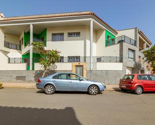 Vista exterior de Casa o xalet en venda en Santa Lucía de Tirajana amb Aire condicionat, Terrassa i Balcó