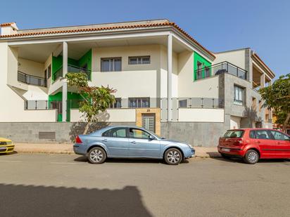 Vista exterior de Casa o xalet en venda en Santa Lucía de Tirajana amb Aire condicionat, Jardí privat i Terrassa