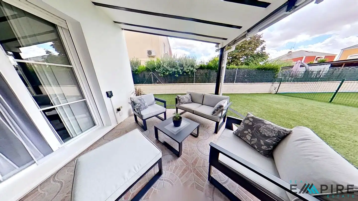 Semi-detached house with pool for sale in Ugena, imagen 2