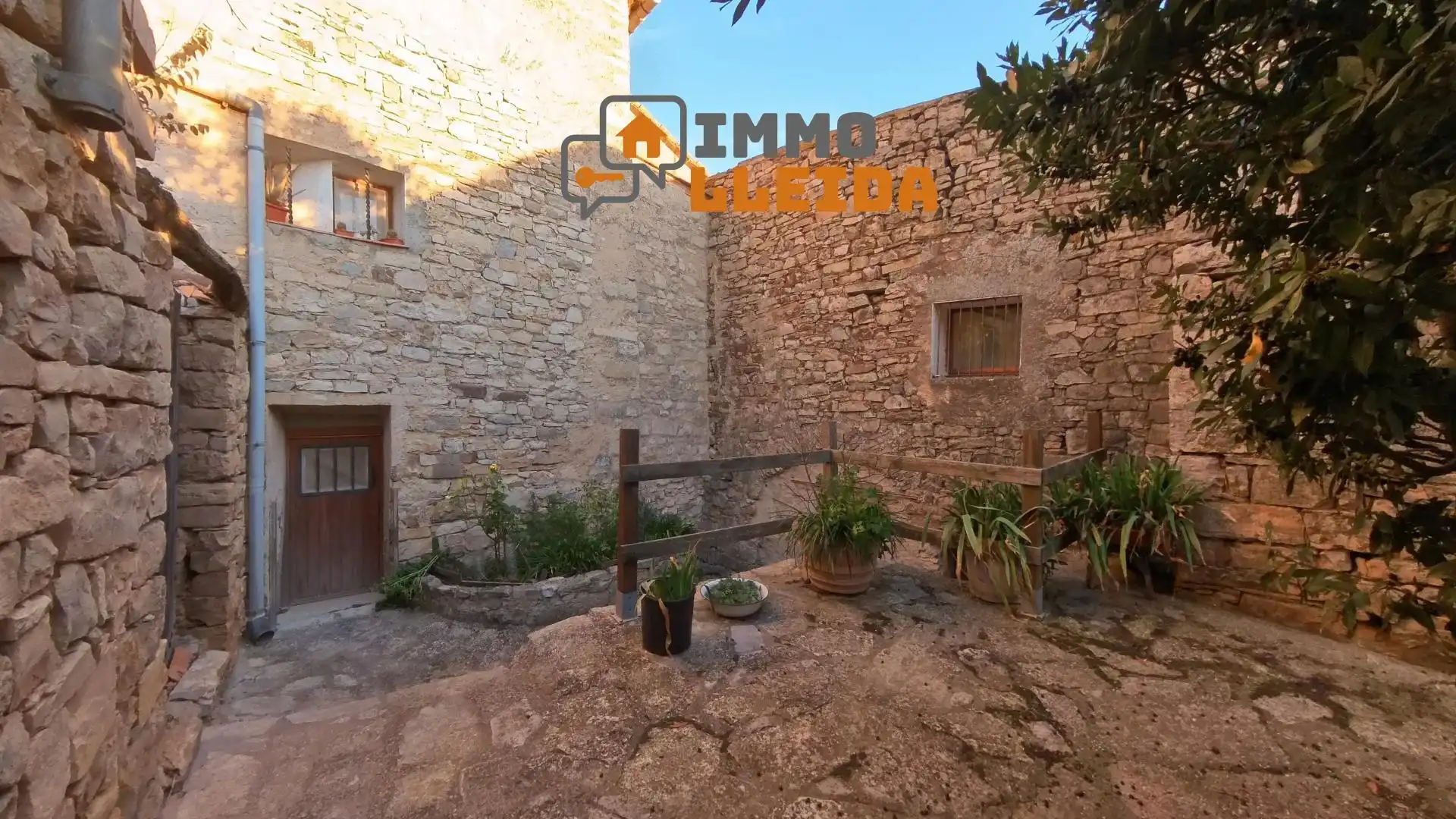 Vista exterior de Casa adosada en venda en Montoliu de Segarra amb Moblat