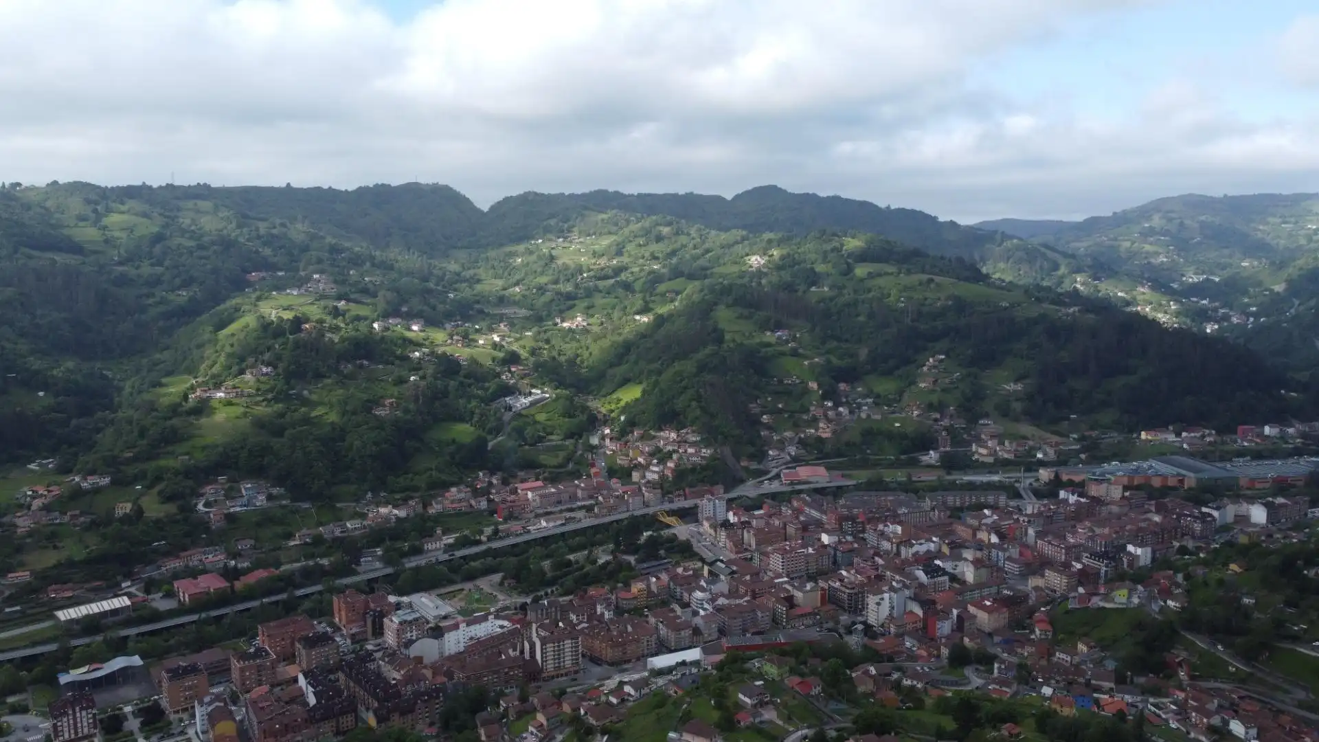 Vista exterior de Finca rústica en venda en San Martín del Rey Aurelio amb Calefacció