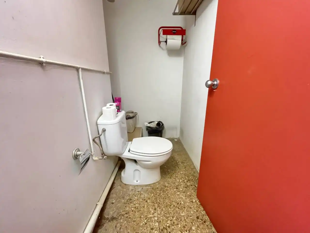 Baño de Local de alquiler en Cornellà de Llobregat