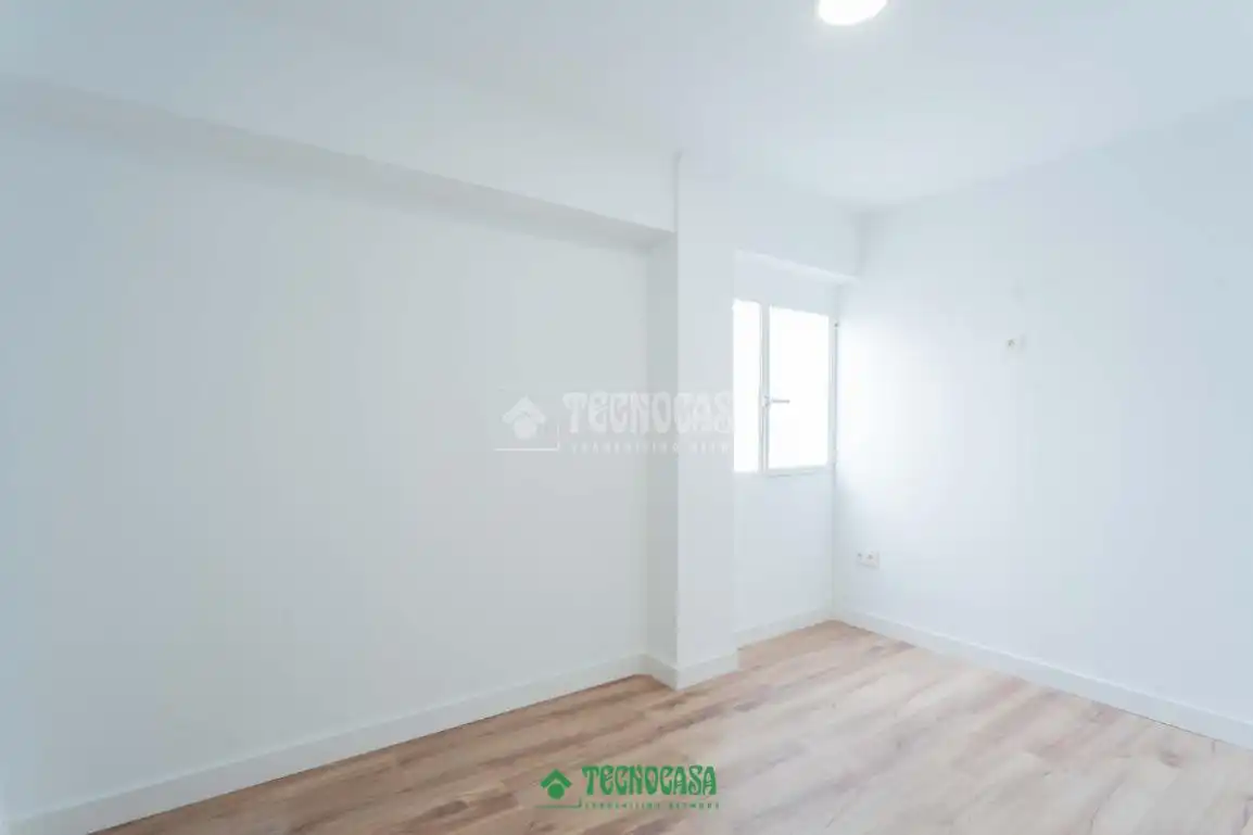 Habitación de Piso en venta en Almería con Calefacción y Balcón