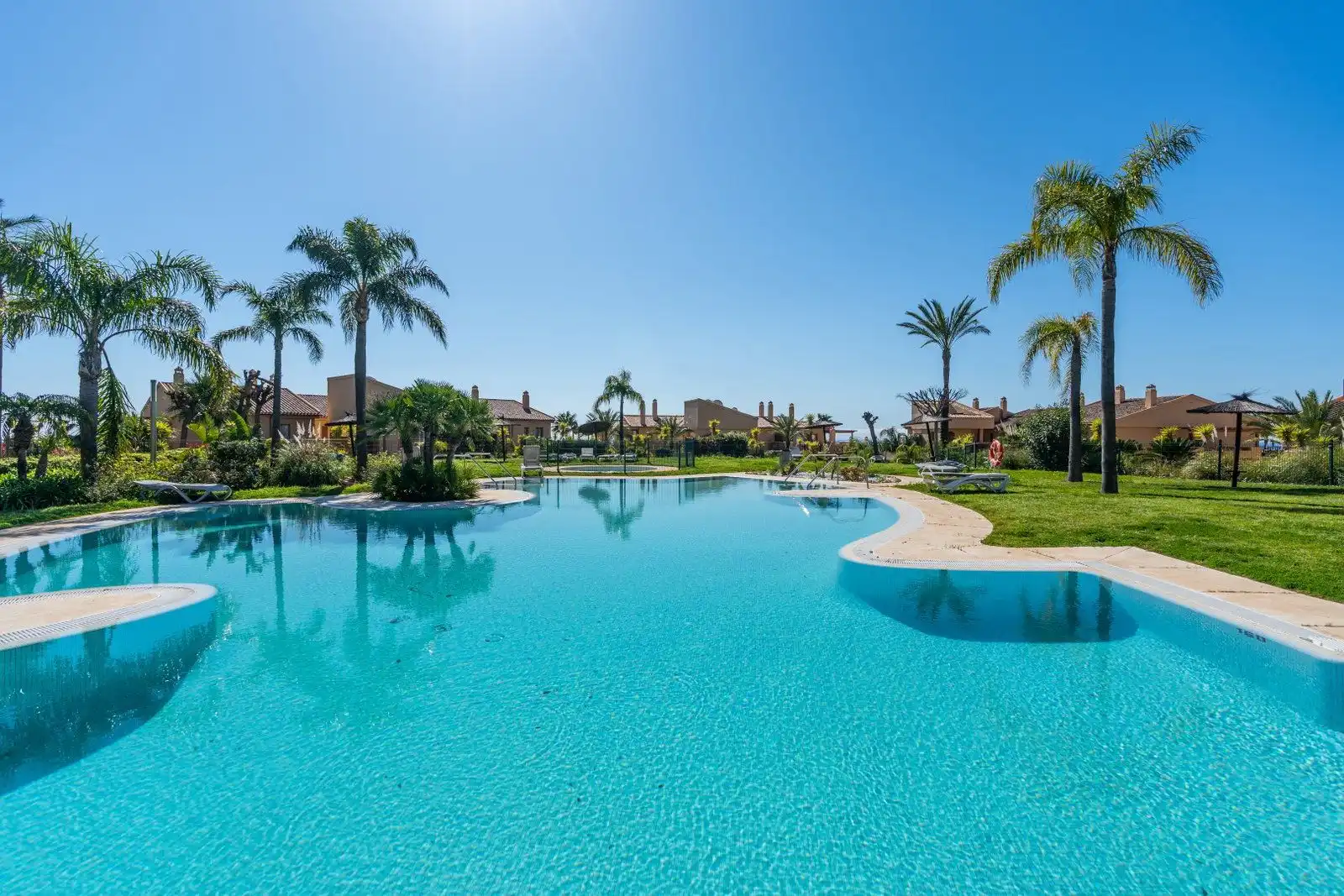 Apartament amb piscina en venda a Benahavís pueblo, imagen 2
