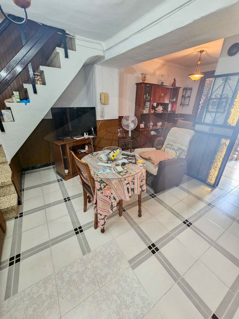 Sala d'estar de Casa adosada en venda en Cártama amb Terrassa i Balcó