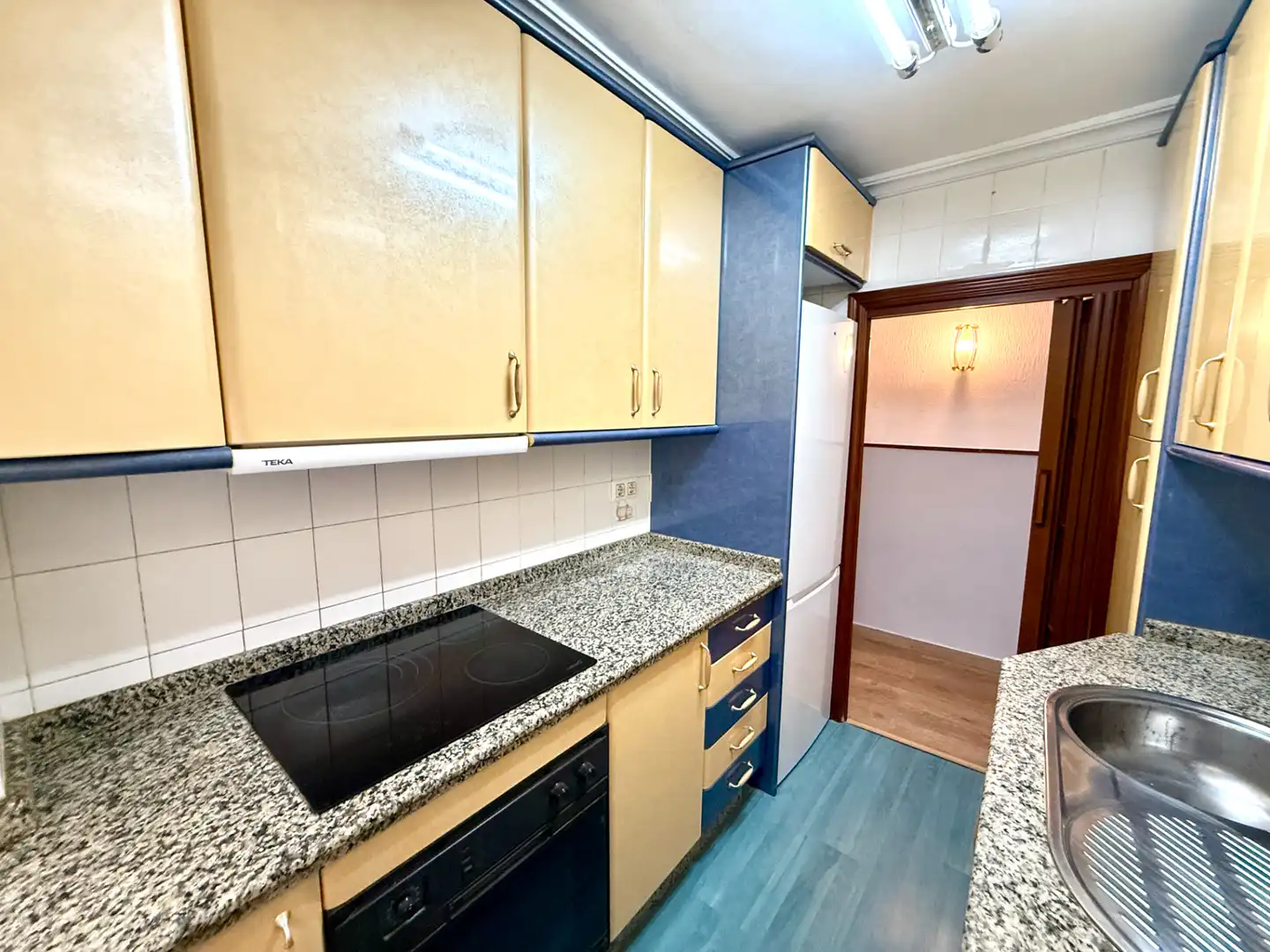 Küche von Wohnung zum Verkauf in San Juan de Aznalfarache mit Klimaanlage und Ofen