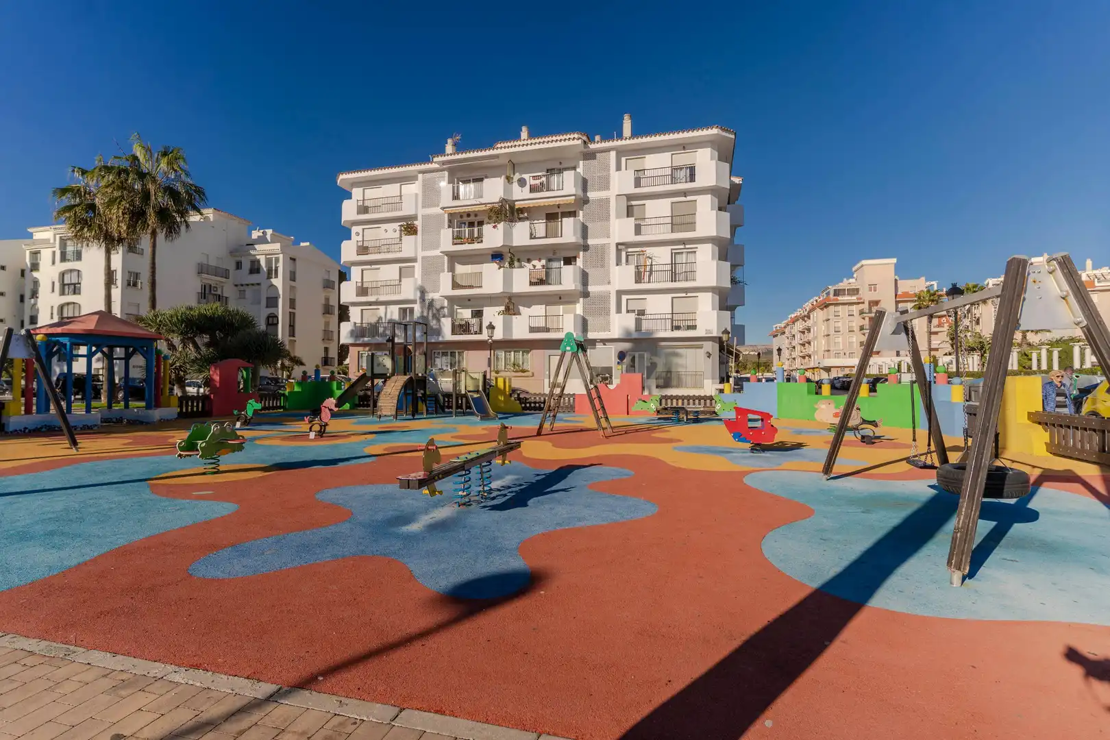 Außenansicht von Wohnung zum Verkauf in Manilva mit Privatgarten, Abstellraum und Gemeinschaftspool