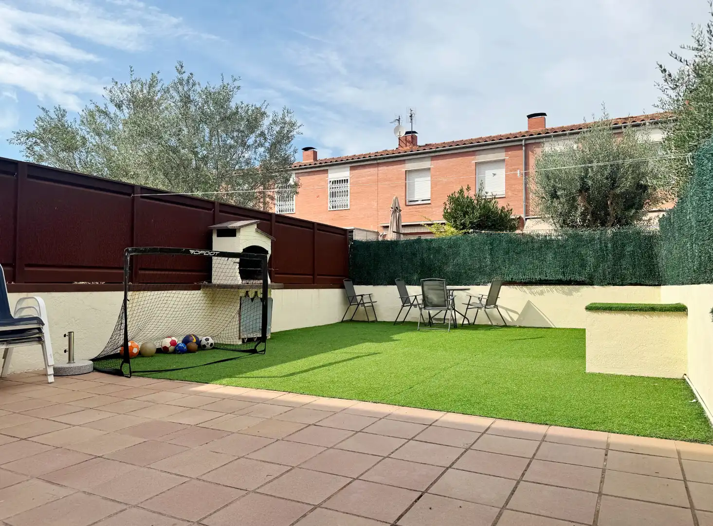 Terrassa de Casa adosada en venda en Girona amb Aire condicionat, Calefacció i Jardí privat