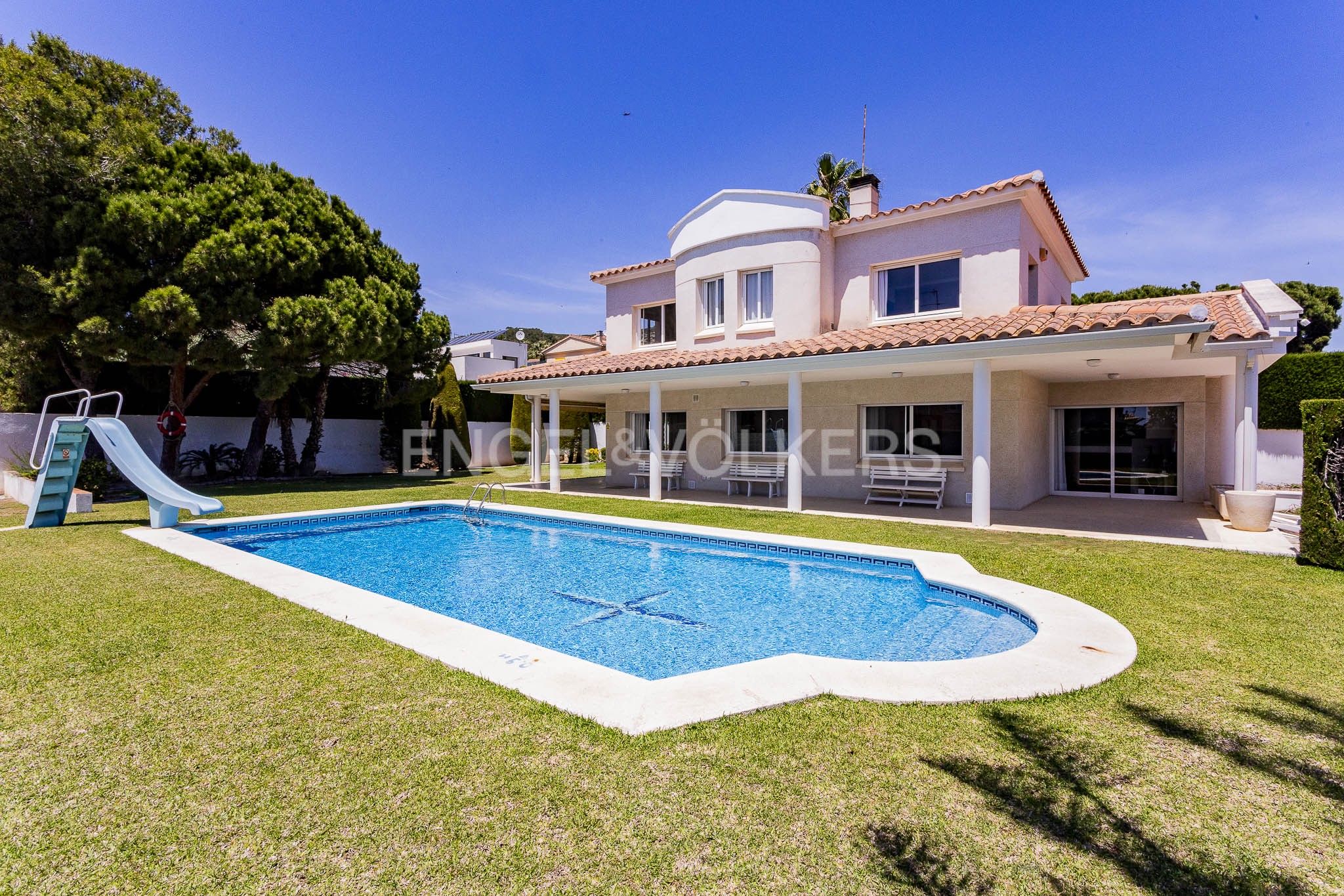 Vista exterior de Casa o xalet en venda en Calafell amb Aire condicionat, Calefacció i Jardí privat