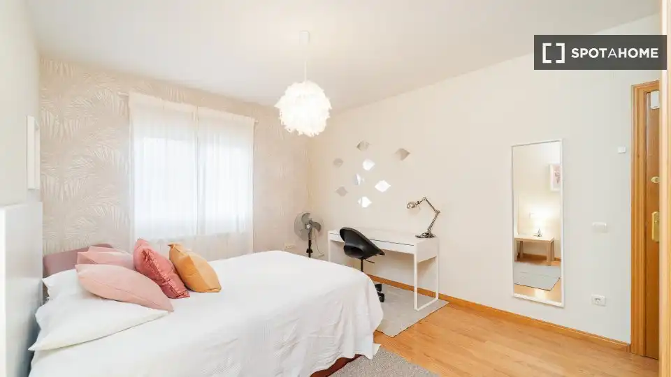 Bedroom of Flat for share in Sevilla la Nueva  with Air Conditioner, Heating and Furnished