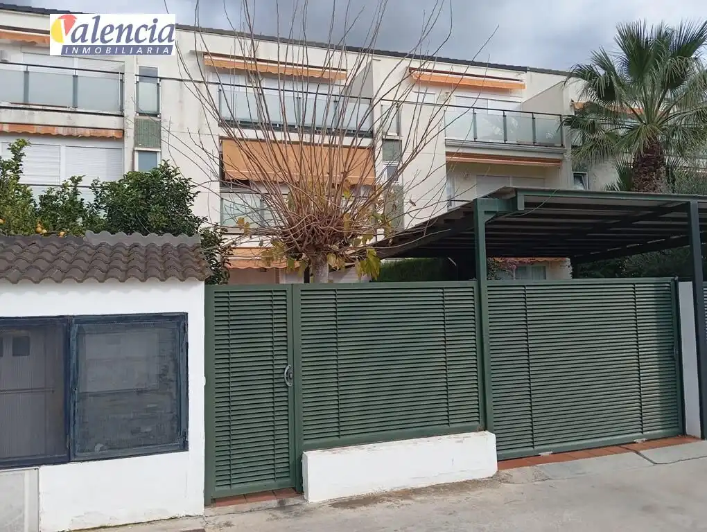 Vista exterior de Casa adosada en venda en Bétera amb Jardí privat, Terrassa i Balcó