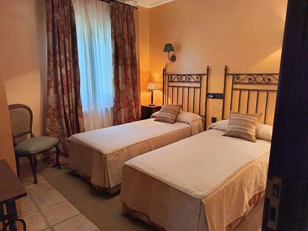 Bedroom of Buildings for sale in Navalonguilla