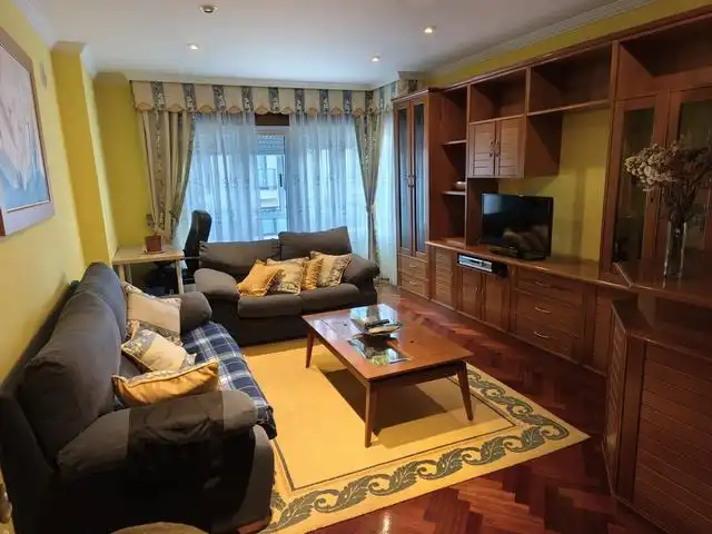 Wohnzimmer von Wohnung zur Miete in Ames mit Heizung, Möbliert und Ofen