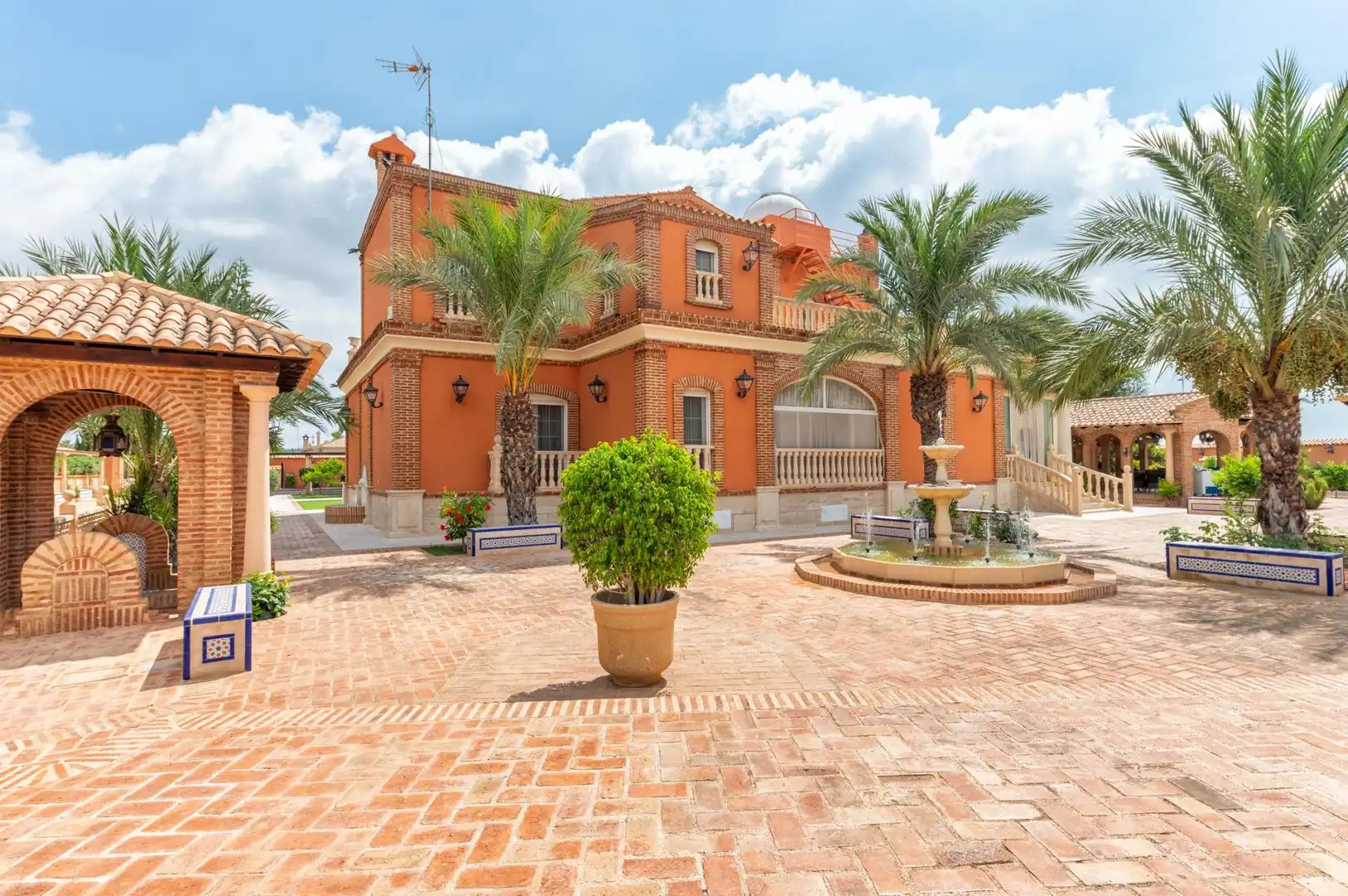 Vista exterior de Casa o xalet en venda en Elche / Elx amb Aire condicionat, Calefacció i Jardí privat