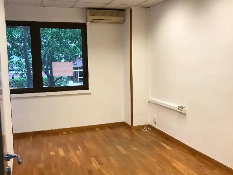 Oficina de alquiler en Les Corts