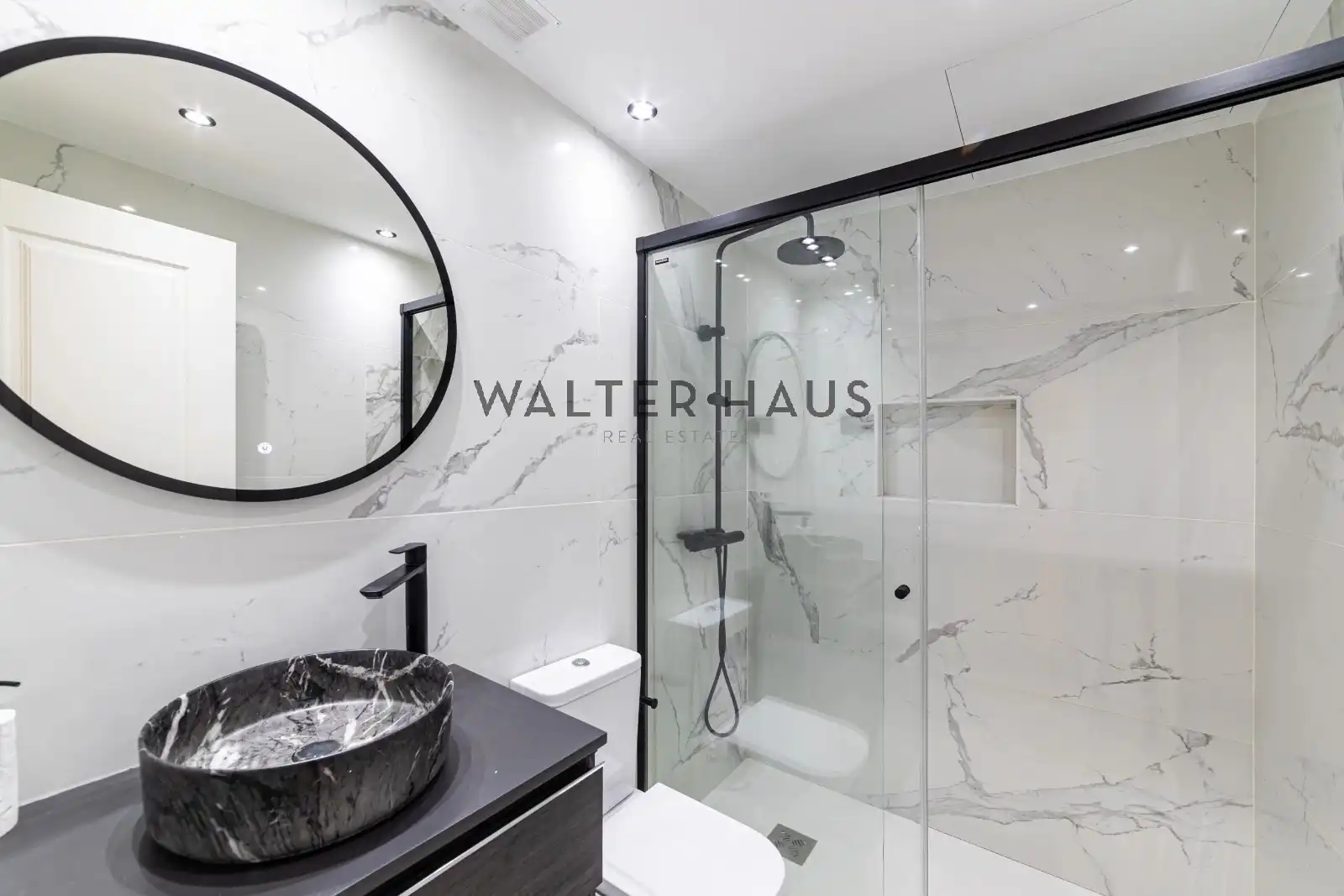 Bathroom of Flat for sale in Madrid  with Air Conditioner, Heating and Storage room