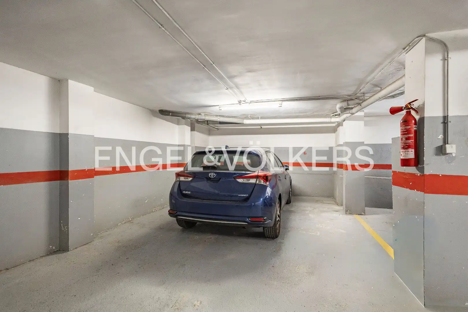 Aparcament de Apartament en venda en Esplugues de Llobregat amb Aire condicionat, Calefacció i Jardí privat